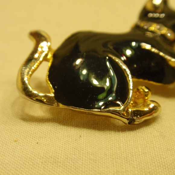 Cat Playing with Yarn Brooch - Picture 3 of 8